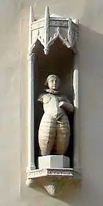 Jeanne d'Arc agenouilléeD'origine obscure mais pouvant dater de 1560, elle serait inspirée de la statue en bronze, détruite en 1792 faisant partie du Monument à Jeanne d'Arc sur le pont d'Orléans. La statue de Toul en serait une copie réalisée en 1890.