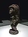 Statuette. H. 35&nbsp;cm. Style du pays d'origine, « école de Musamba ». Musée ethnologique de Berlin