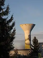 Le château d'eau et sa fresque du canal de Briare avec son vol d'oies.