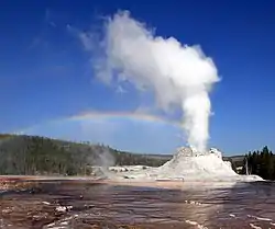 Vue de Castle Geyser fumant entre deux éruptions.