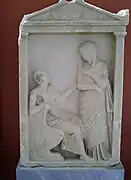 Stèle funéraire (A734), IIIe – IIe siècles av. J.-C., scène d'adieux dans un naiskos.