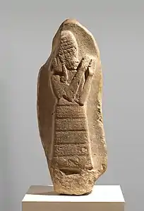 Stèle représentant la déesse protectrice Lam(m)a, dédiée par le roi Nazi-Maruttash (1307-1282 av. J.-C.) à la déesse Ishtar, à Uruk.