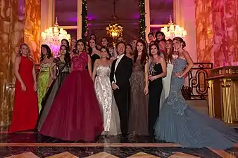 Stéphane Bern et des débutantes au Bal des Débutantes, Paris, 2011.