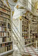 Etagères ouvragées et décorées, encastrées dans les murs de la bibliothèque d'Admont