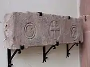 Linteau roman de l'ancienne église romane (XIIe).