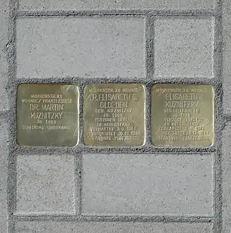 Les trois plaques pour Lilo Gloeden, alors appelée Kuznitzky, son père&nbsp;(de) et sa mère&nbsp;(de).