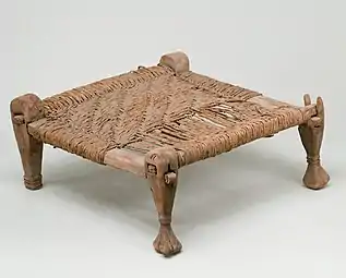 Tabouret avec siège tissé ; 1991-1450 avant J.-C. ; bois et roseau ; hauteur : 13&nbsp;cm ; Metropolitan Museum of Art.