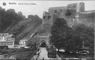 Date inconnue : locomotive à vapeur bicabine tractant un train de fret, traversant le pont de France à Bouillon et l'arrêt du même nom pour rejoindre ensuite par un tracé en site indépendant la station vicinale de Bouillon.