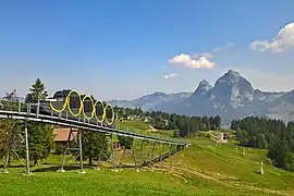 Voiture avalante quittant Stoos, avec les Mythen en fond de toile.