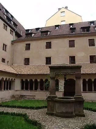 Le pignon arrièredu bâtiment quai Kellermannvu depuis le cloître de Saint-Pierre le Jeune protestante.