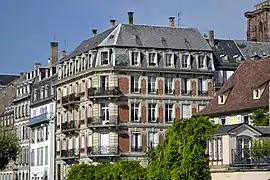 Le no&nbsp;5 à l'angle de la rue des Écrivains.