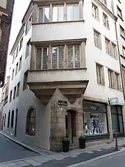 Oriel du no&nbsp;2, à l'autre angle de la rue des Serruriers.