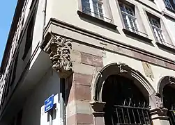 Au no&nbsp;3, console sculptée d'un masque grimaçant.