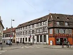Débit de vins au no&nbsp;3 (blanc), à l'angle de la rue des Balayeurs.