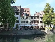 Marches d'escalier devant les nos&nbsp;4 et 5.