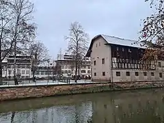 Ancien bâtiment industriel vers la rue des Moulins.