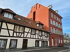 Depuis la place du Quartier-Blanc, les nos&nbsp;2 et 4.