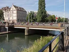 Le pont de Paris vu depuis le quai de Parisavec au fond un immeuble remarquable.