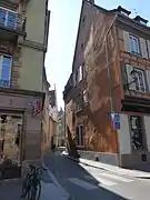 À l'angle de la rue du Parchemin.