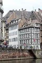 De droite à gauche, les nos&nbsp;2, 4 et 6.