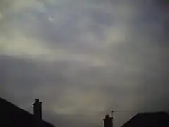 Stratocumulus translucidus : Ces nuages peuvent même permettre de discerner faiblement le bleu du ciel à la jonction de leurs éléments constitutifs.