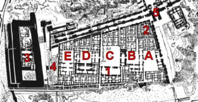 Plan du « Palais Sud » du Babylone : A, B, C, D, E : cours principales. 1 : Salle du trône, 2 : Bâtiment voûté, 3 : Bastion ouest, 4 : Bâtiment perse, 5 : porte d'Ishtar.