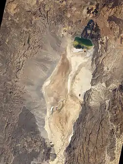 Vue satellite de la vallée. Le volcan Namarunu est en bas à gauche, le lac Logipi en haut à droite.