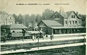 La gare de Saint-Omer-en-Chaussée au début du XXe&nbsp;siècle. Avec ses trois&nbsp;quais à voyageurs et sa bifurcation vers Amiens, la gare était un site ferroviaire important.
