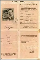 Photocopie en couleurs d'un document à quatre pages ; en entête, la mention en allemand SCHUTZPASS ; dans le quart supérieur gauche, une photographie d'un homme et d'une femme, dotée d'un tampon noir, en dessous une signature manuscrite ; sur les autres quarts, des mentions préimprimées en allemand et d'autres tapées à la machine