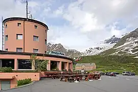 Relais et hospice juste au sud du col.