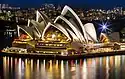 Vue nocturne de l'Opéra de Sydney depuis le Harbour Bridge.