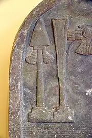 La bêche de Marduk est représentée à gauche, détail de la stèle de Bel-harran-beli-usur, Assyrie, VIIIe&nbsp;siècle&nbsp;av. J.-C. Musée de l'Orient ancien d'Istanbul.