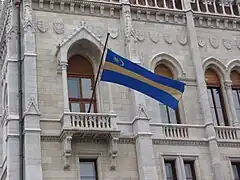 Drapeau sicule sur le parlement.