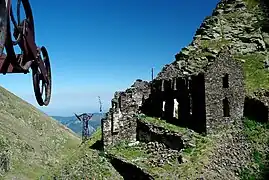 Téléphérique et bâtiments de la mine en 2010.