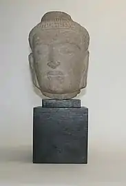 Tête de Boudha Khmer (XIIe&nbsp;siècle).