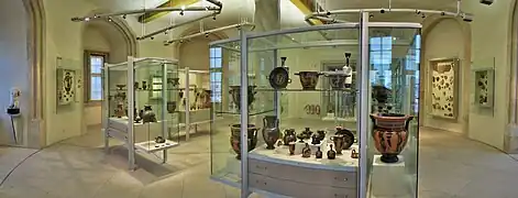 Vitrines d'exposition d'objets d'archéologie classique (dont deux cratères).