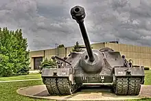 Vue de l'avant, du canon et des chenilles doubles.