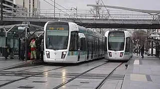 Deux trams à la porte de Vincennes.