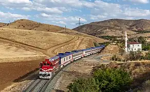 Transport ferroviaire en Turquie, sur la ligne Kurtalan et Ankara, entre Kurk&nbsp;(ku) et la gare Uluova. Octobre 2022.