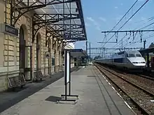 Photographie d'un train à grande vitesse dans la gare de Biarritz.