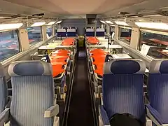 Dans la même voiture, après l'installation de quatre brancards.