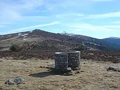 Table d’orientation de Roche Courbe (1&nbsp;433&nbsp;m) et vue sur les sommets de Peyre-Mayou et Pierre-sur-Haute.