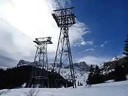 Téléphérique de Bure en 2015 - Nouveau (à gauche), ancien (à droite, démantelé depuis)
