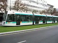 La rame Citadis 402 no&nbsp;318 entre Balard et Pont du Garigliano.