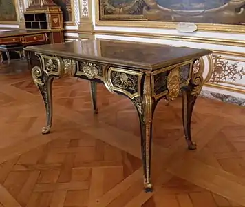 Table, chêne, noyer, écaille, laiton et bronze doré, attribuée à André-Charles Boulle (début XVIIIe&nbsp;siècle)