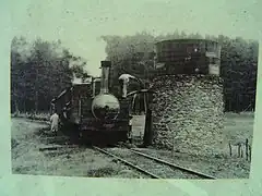 Une prise d'eau en pleine ligne avec la locomotive no&nbsp;6.