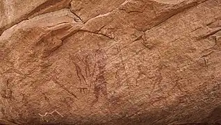 Hommes avec des bâtons