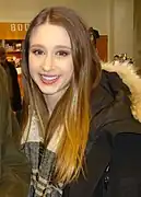 Taissa Farmiga dans les rôles de Zoe Benson et Violet Harmon