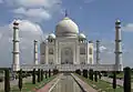 Le Taj Mahal vu des jardins