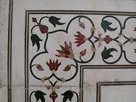 Le Taj Mahal en Inde, construit au XVIIe&nbsp;siècle, est décoré selon une technique semblable à la mosaïque florentine, importée un peu plus tôt d'Italie.